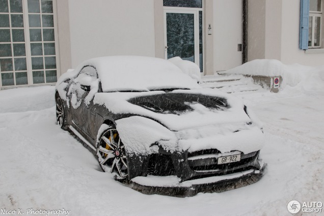 Jaguar F-Type SVR Coupé duikt op (of onder?) in de sneeuw