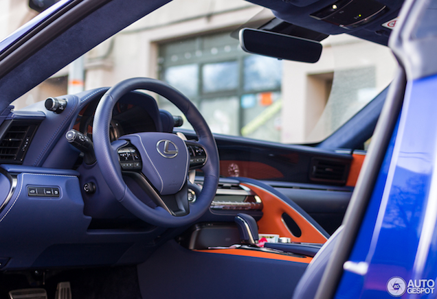 De Lexus LC 500 Structural Blue Edition heeft een apart interieur