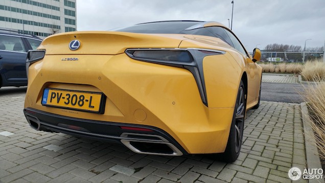 Deze Lexus LC500h in het geel is tamelijk markant