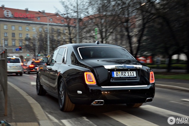 Gespot: Rolls-Royce Phantom VIII in stemmig zwart