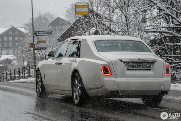 Rolls Royce Phantom trotseert de sneeuw