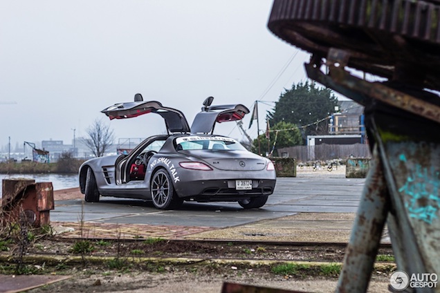 Mercedes SLS AMG spreidt zijn vleugels