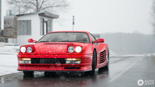 Ferrari Testarossa trotseert de sneeuw!
