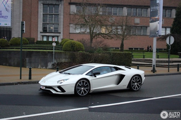 Witte Lamborghini Aventador S maakt Brussel minder mistroostig