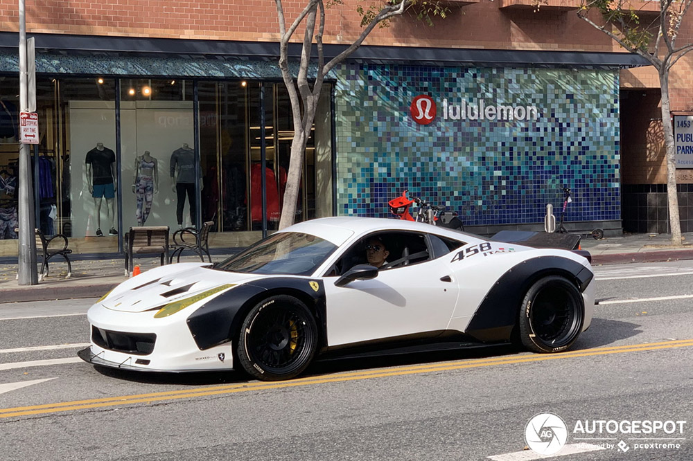 Oude baas rijdt Ferrari 458 Italia met een widebody