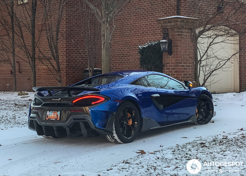 McLaren 600LT vermaakt zich prima in de sneeuw