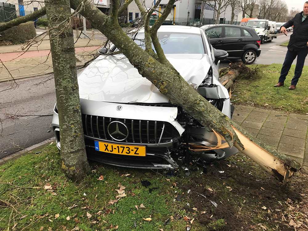 上路不足一周，荷兰梅塞德斯 AMG GT 63 撞毁