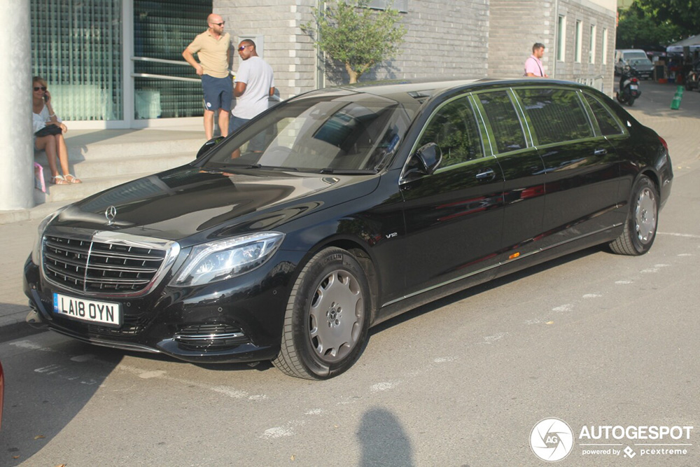 Mercedes-Maybach S600 Pullman is lang
