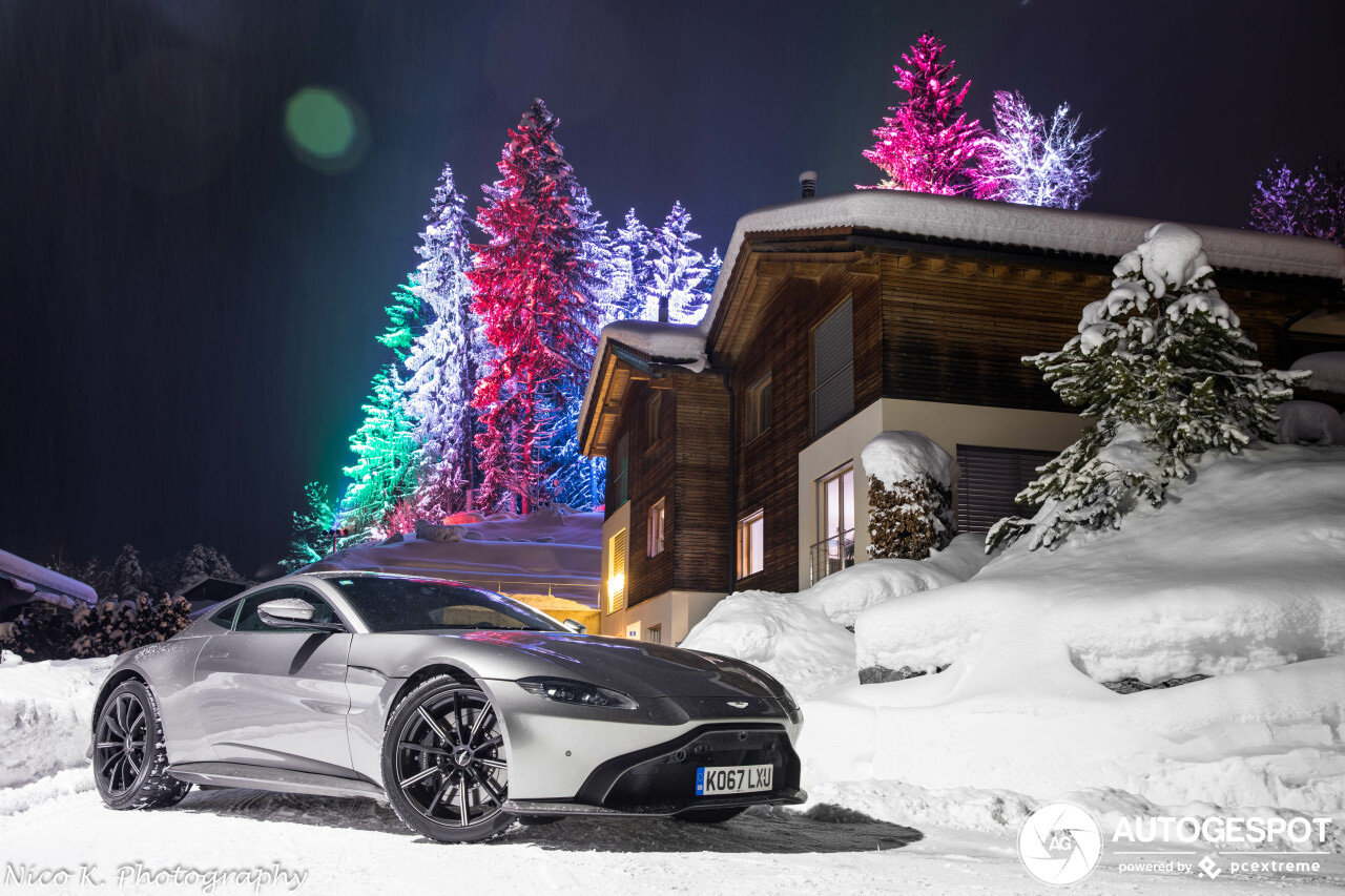 Aston Martin V8 Vantage geniet van de sneeuw