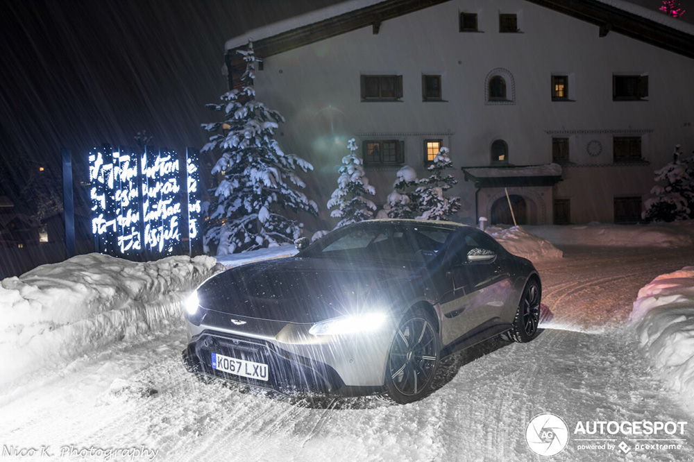 Aston Martin V8 Vantage geniet van de sneeuw