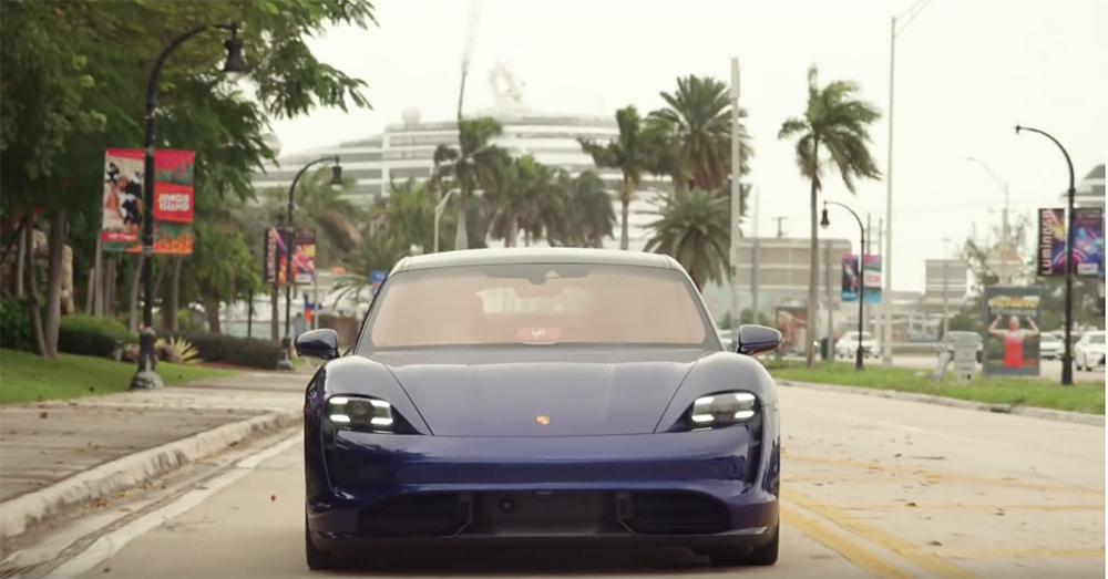 Filmpje: Will Smith geeft mensen een lift in Porsche Taycan Turbo S