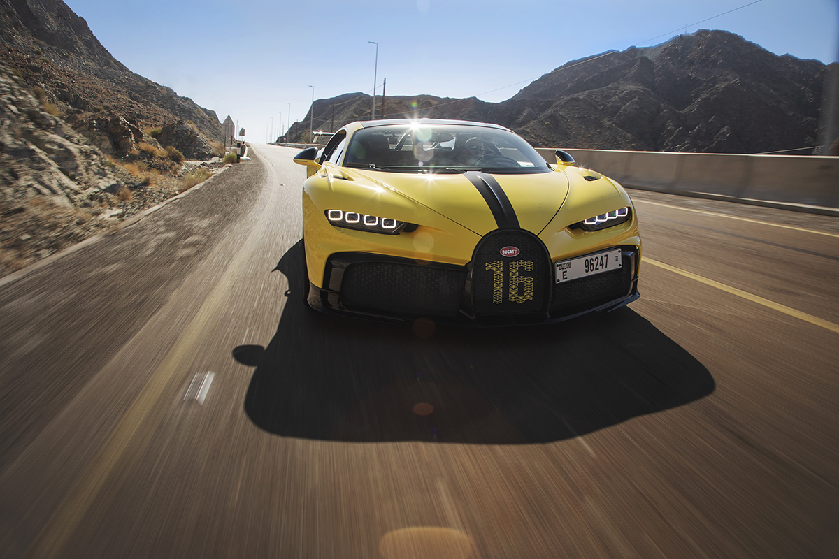Andy Wallace laat de Bugatti Chiron Pur Sport uit op Hajar Mountains