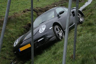 Porsche 997 Turbo gecrasht op A28