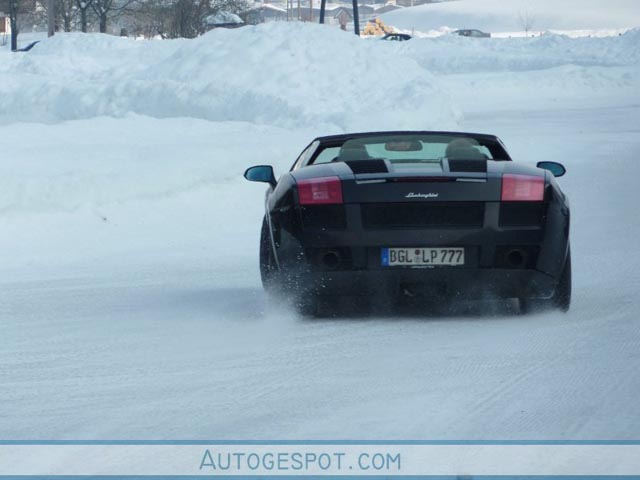 Strange sighting: Lamborghini Gallardo Spyder driftend in de sneeuw 