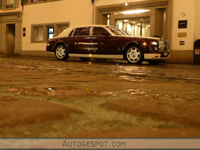 Gespot: Rolls-Royce Phantom EWB in fraaie kleuren