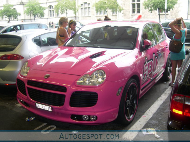 Gespot: roze Porsche Cayenne Turbo TechArt