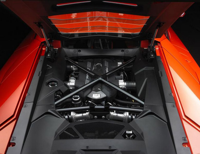 Nu ook een plaatje van binnen in de Lamborghini LP700-4 Aventador