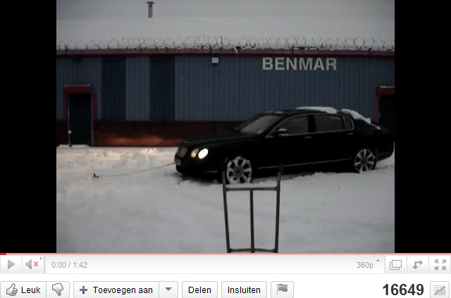 Filmpje: Bentley trekt busje uit de sneeuw