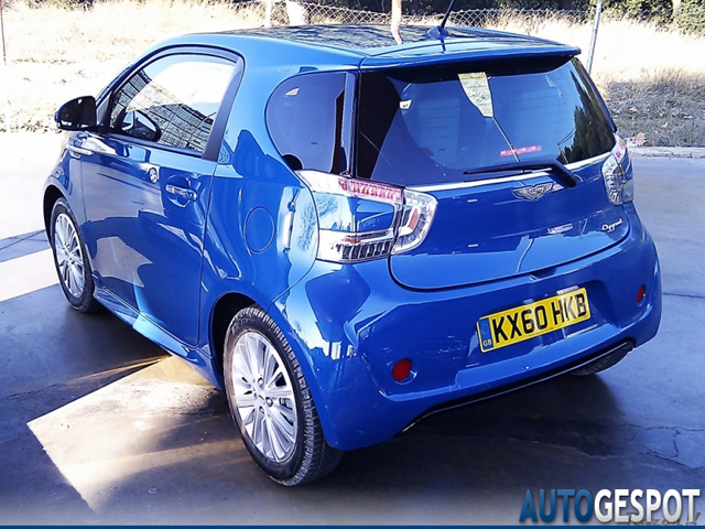 Gespot: knalblauwe Aston Martin Cygnet!