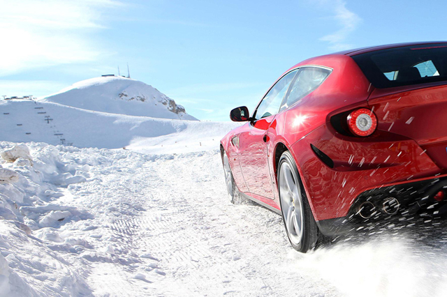 Ferrari Four speelt in de sneeuw: meer foto's