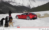 Filmpje: wintersporter komt Ferrari FF tegen in de sneeuw
