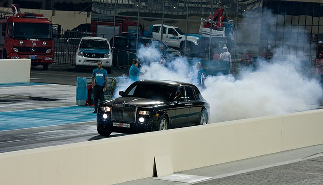 Opmerkelijk: Rolls-Royce Phantom op dragstrip in Abu Dhabi