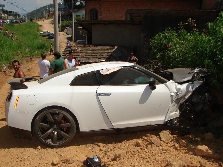 Crash: Nissan GT-R in Brazilië