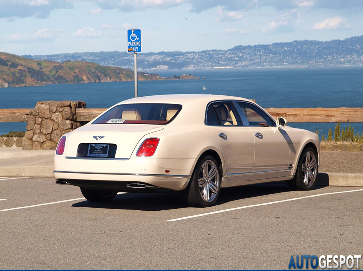 Gespot: Bentley Mulsanne nabij de Golden Gate Bridge