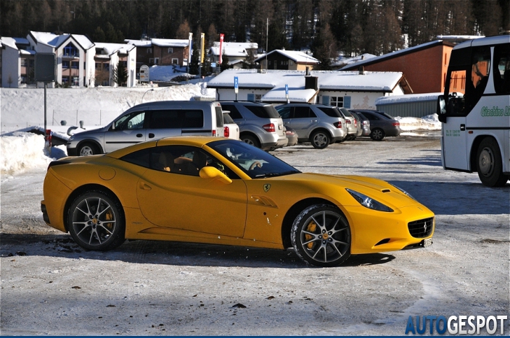 Gespot in de sneeuw: gele Ferrari California