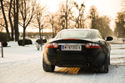 Fotospecial: Aston Martin DBS & Jaguar XK spelen in de sneeuw