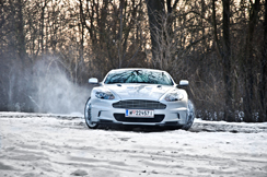 Fotospecial: Aston Martin DBS & Jaguar XK spelen in de sneeuw