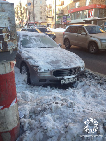 Gespot in Moskou: Quattroporte op zoek naar een sneeuwschep