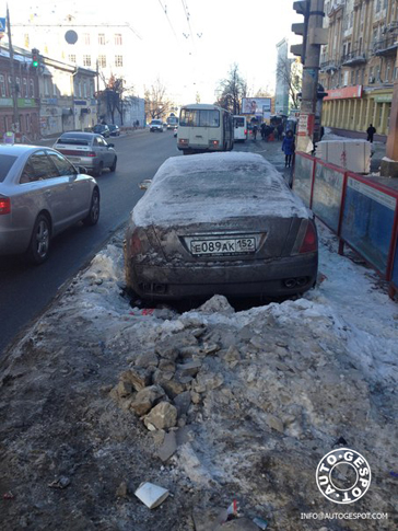 Gespot in Moskou: Quattroporte op zoek naar een sneeuwschep
