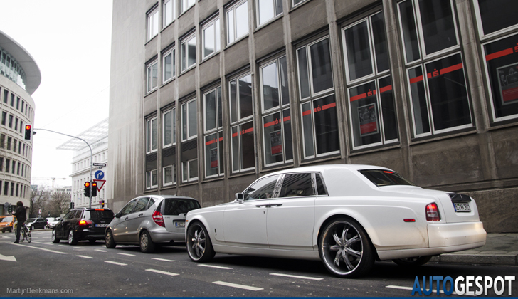 Absurd groot: Rolls-Royce Phantom op keigrote velgen