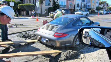 Porsche rijdt zich vast in nat cement
