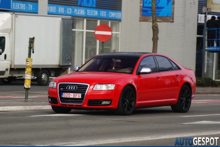 Strange sighting: Audi S8 in het rood
