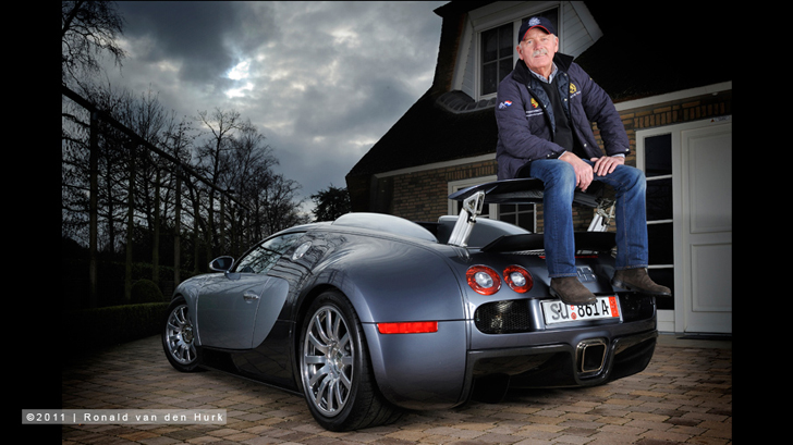 Unieke foto: Jan Stuivenberg zittend op zijn Bugatti Veyron