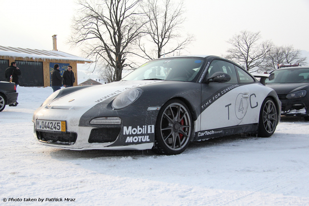 Fotoverslag: sportauto's spelen in de sneeuw in Walchsee
