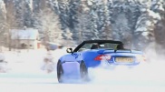 Driften op bevroren meer met Jaguar XKR-S Cabriolet
