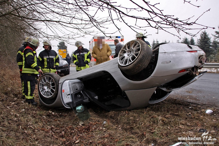 Crash: BMW Z8 belandt op dak in Duitsland