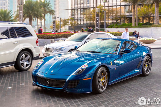 Pornoblauwe Ferrari 599 GTO gespot in Dubai