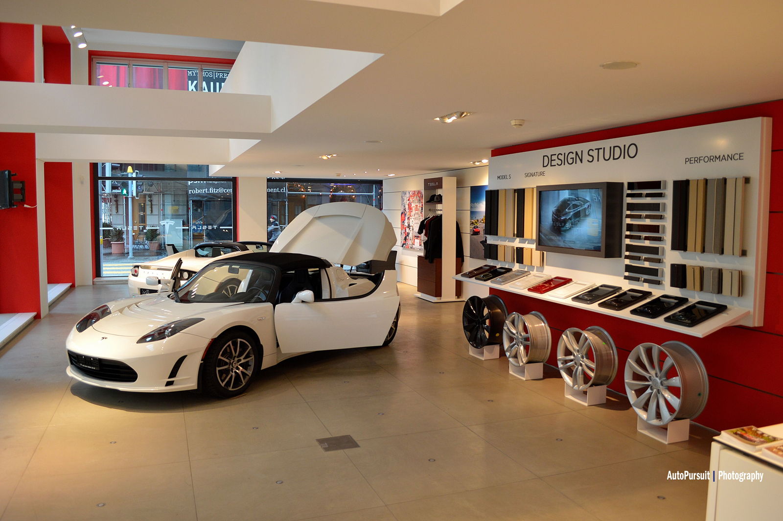 Bezoekje aan de Tesla dealer in Zürich