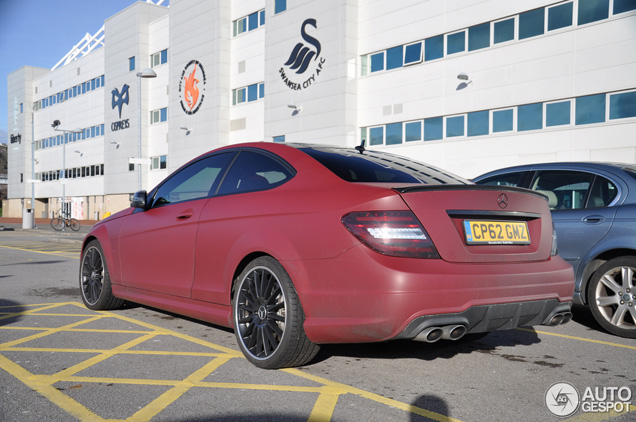 Gespot in Swansea: fraaie Mercedes-Benz C 63 AMG Coupé