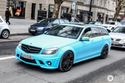 Une Mercedes-Benz Brabus C B63 S bleu clair