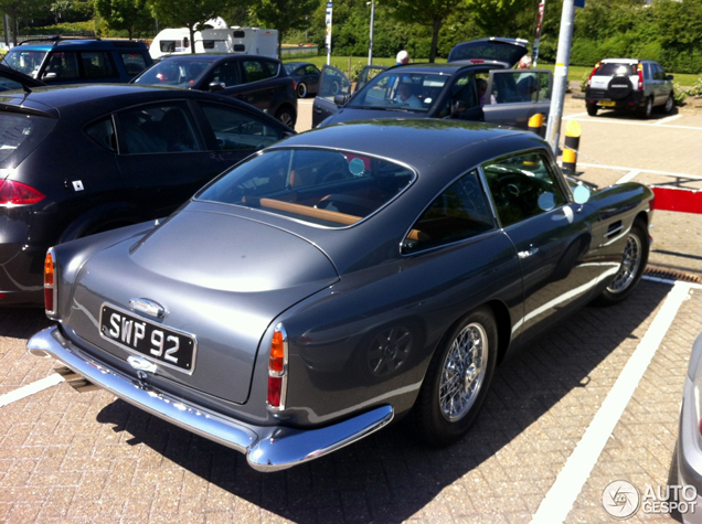 Prachtig klassieke Aston Martin DB4 gespot