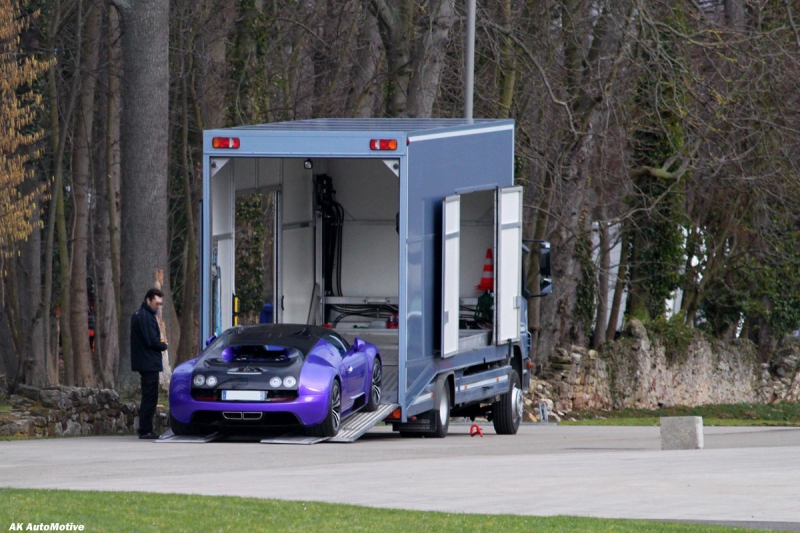 Wauw! Paarse Bugatti Veyron 16.4 Super Sport gesnapt bij de fabriek
