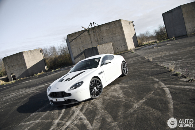 Toujours aussi belle, cette Aston Martin V12 Vantage
