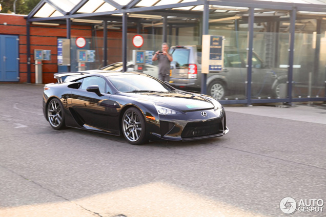 Spot van de dag: dubbele Lexus LF-A