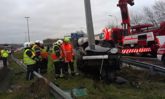 Porsche maakt gigantische klapper, bestuurder overlijdt