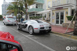 Eigenaar laat zijn Bugatti overal zien, van Miami tot Monaco! 